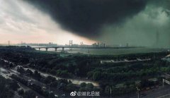武漢發(fā)布暴雨紅色預警 電閃雷鳴1秒黑天