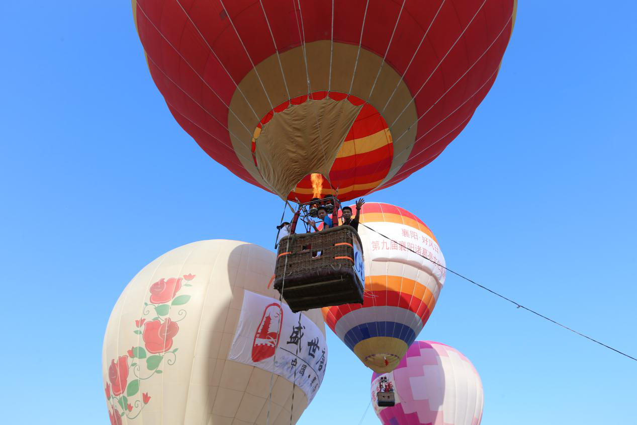 熱氣球聯(lián)賽襄陽站火熱進行 噴火巡游點燃天空節(jié)(圖6)